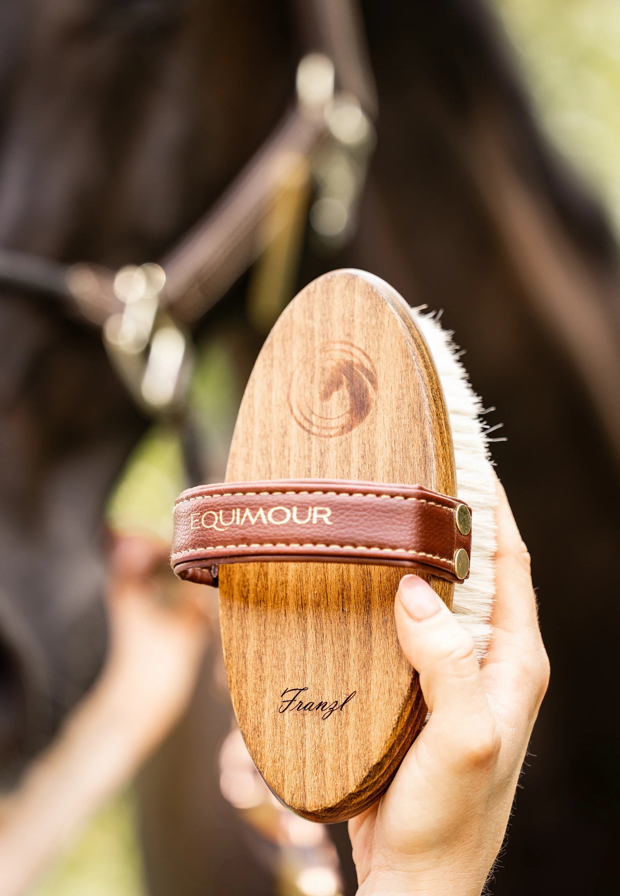 &quot;Mo&quot; Goat Hair Shine Brush